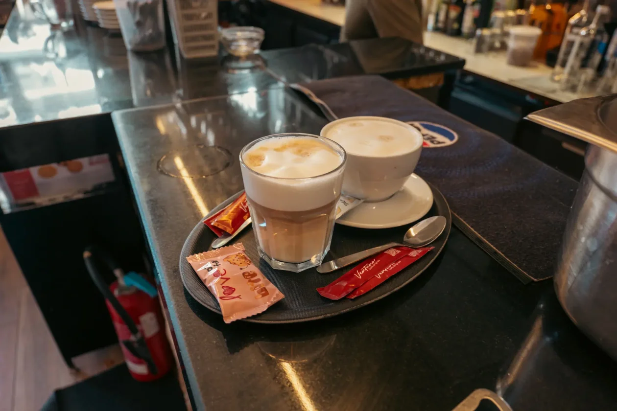 Cafés servis sur le comptoir du bar