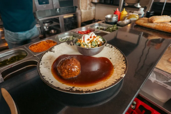Boulet sauce lapin servi avec sa petite salade