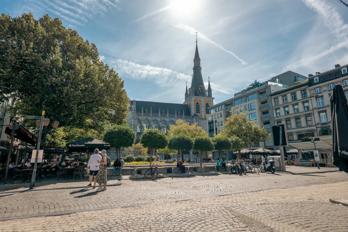 La place de la Cathédrale à Liège, devant Le Cecil