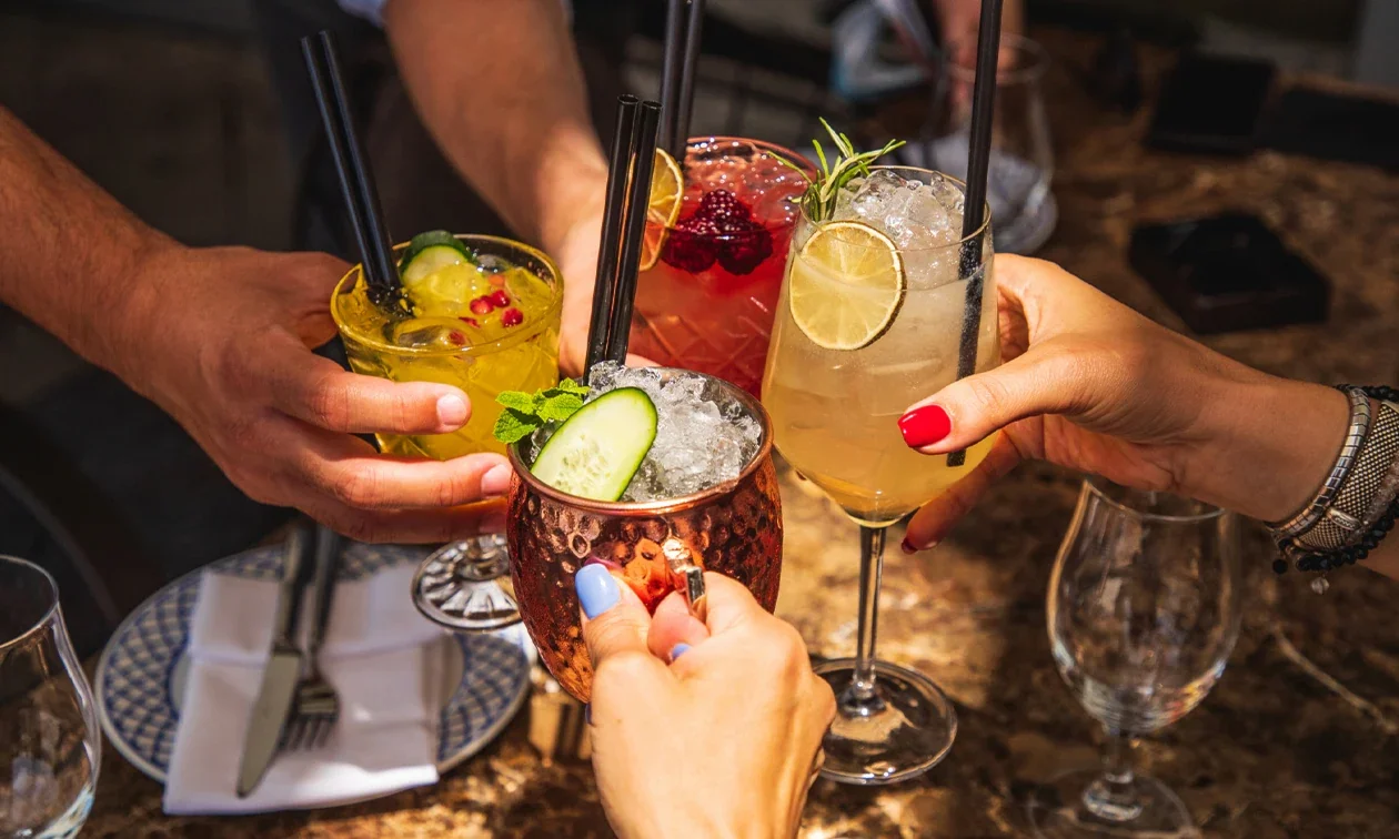 Quatre cocktails que l'on trinque au-dessus de la table