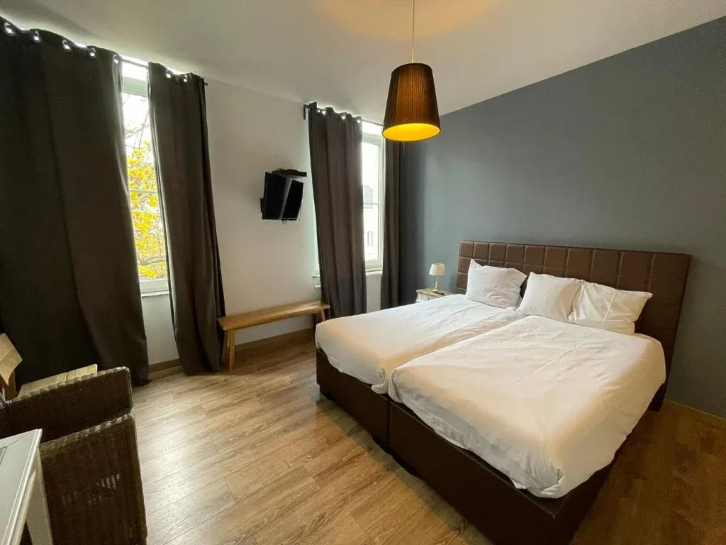 Chambre double aux grandes fenêtres, hôtel Le Cecil