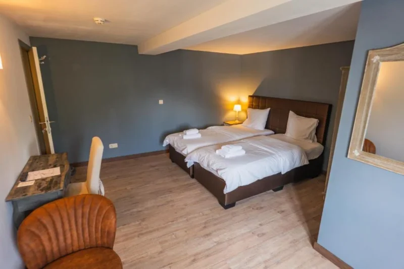 Chambre à lits séparés avec bureau et fauteuil