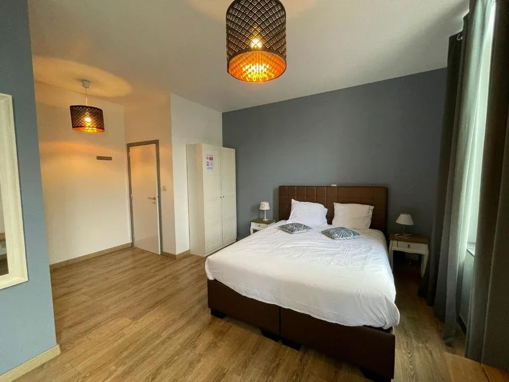 Chambre de l'hôtel, lit double et parquet