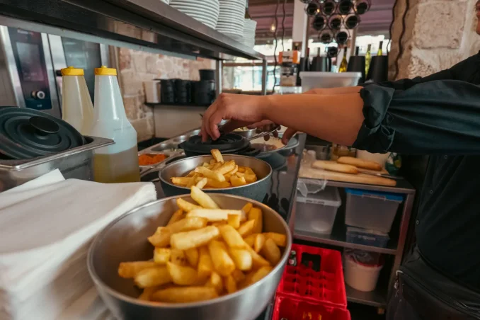 Plat en sauce servi au passe