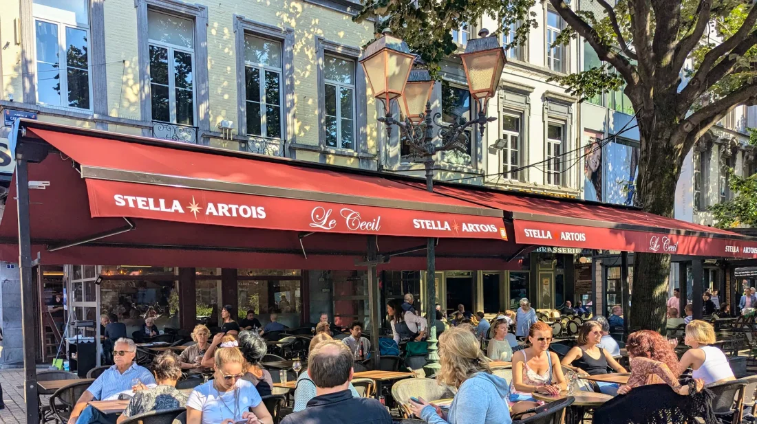 La terrasse du Cecil sous son store rouge, place de la Cathédrale